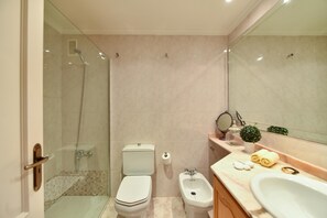 Hårføner og håndklær