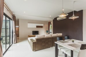 Two Bedroom Pool Villa | 거실 공간 | 평면 TV