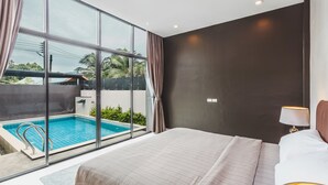 Een slaapkamer met een groot bed, uitzicht op een zwembad en een donkere wand.