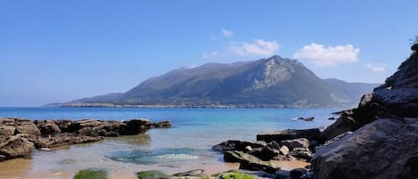 Una spiaggia nelle vicinanze