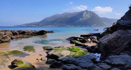 Ylimmän kerroksen huoneisto porealtaalla vuonna Sonabian rannalla. Upeat näkymät merelle ja Mount