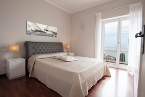 2 bedrooms, free WiFi, bed sheets - Beautiful apartment in Imperia Porto Maurizio, best panoramic area of the city (Imperia)