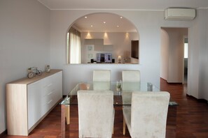 Dining - Beautiful apartment in Imperia Porto Maurizio, best panoramic area of the city (Imperia)