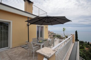 Outdoor dining - Beautiful apartment in Imperia Porto Maurizio, best panoramic area of the city (Imperia)