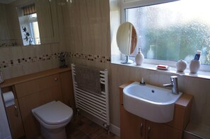Bañera con ducha, secador de pelo, toallas, jabón