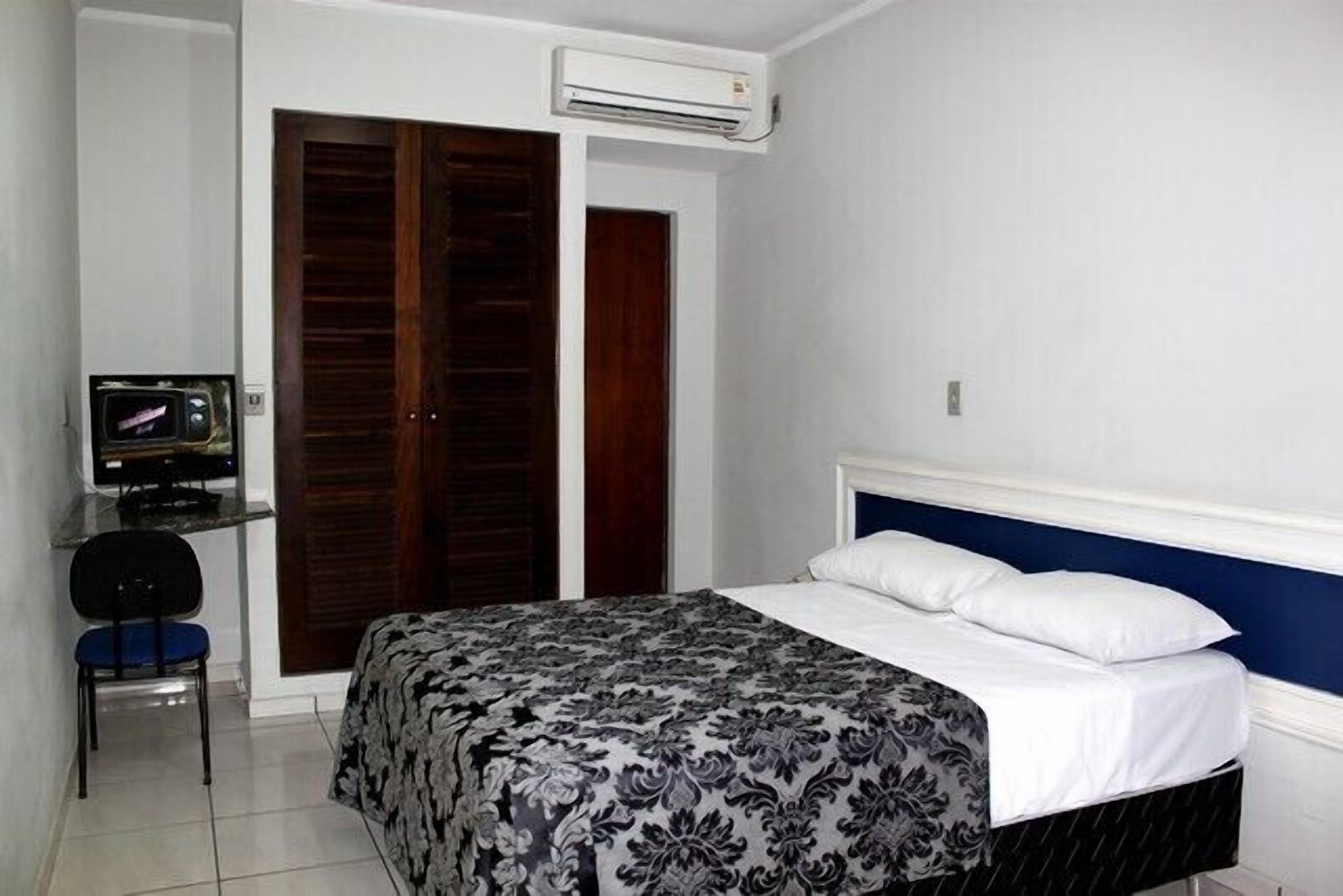 Minibar, WiFi (free)