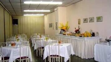 Free daily buffet breakfast