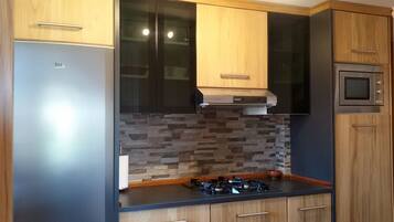 Een koelkast, een microgolfoven, een kookplaat