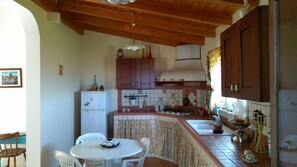Refrigerador, microondas, placa de cocina, cafetera/tetera