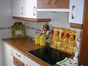 Een koelkast, een magnetron, een oven, een kookplaat