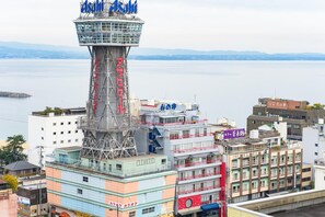 Ein mehrgeschossiges Gebäude mit einem markanten Turm und Beschilderung in einer Fremdsprache.