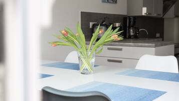 Fridge, oven, stovetop, dishwasher