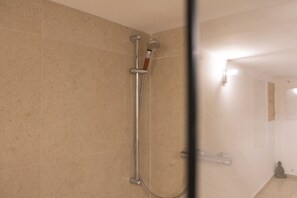 Bruser, hårtørrer, Toiletpapir