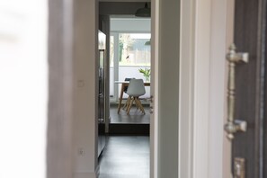 A hallway leading to a dining area with a table and chairs. - Apartment at the Strelasund 150m to the beach WLAN 250Mbits&E-car connection (Stralsund)