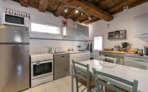 ثلاجة، ميكروويف، فرن، موقد طهي مسطح