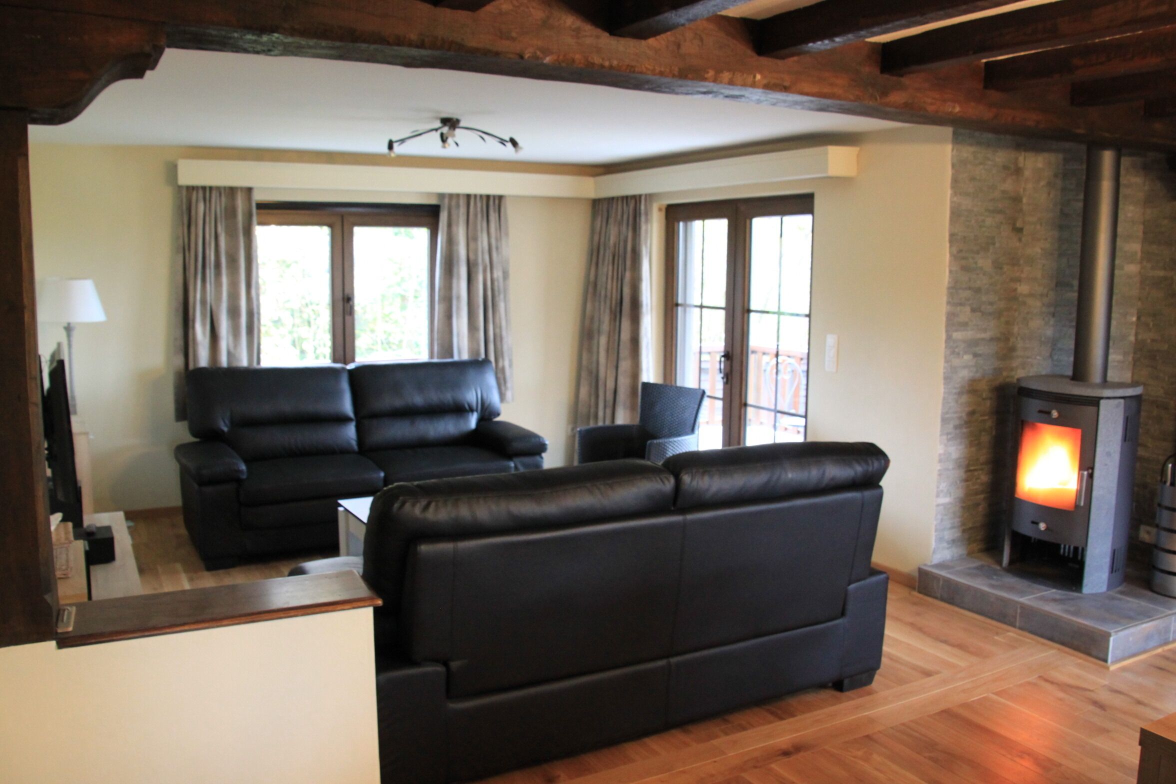 Smart-tv, een open haard, boeken en een stereo