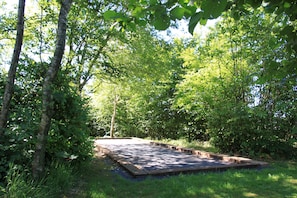 Le terrain de pétanque en fond de propriété