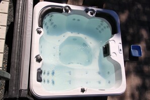 Bañera de hidromasaje al aire libre