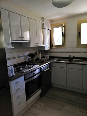 ثلاجة، ميكروويف، فرن، موقد طهي مسطح