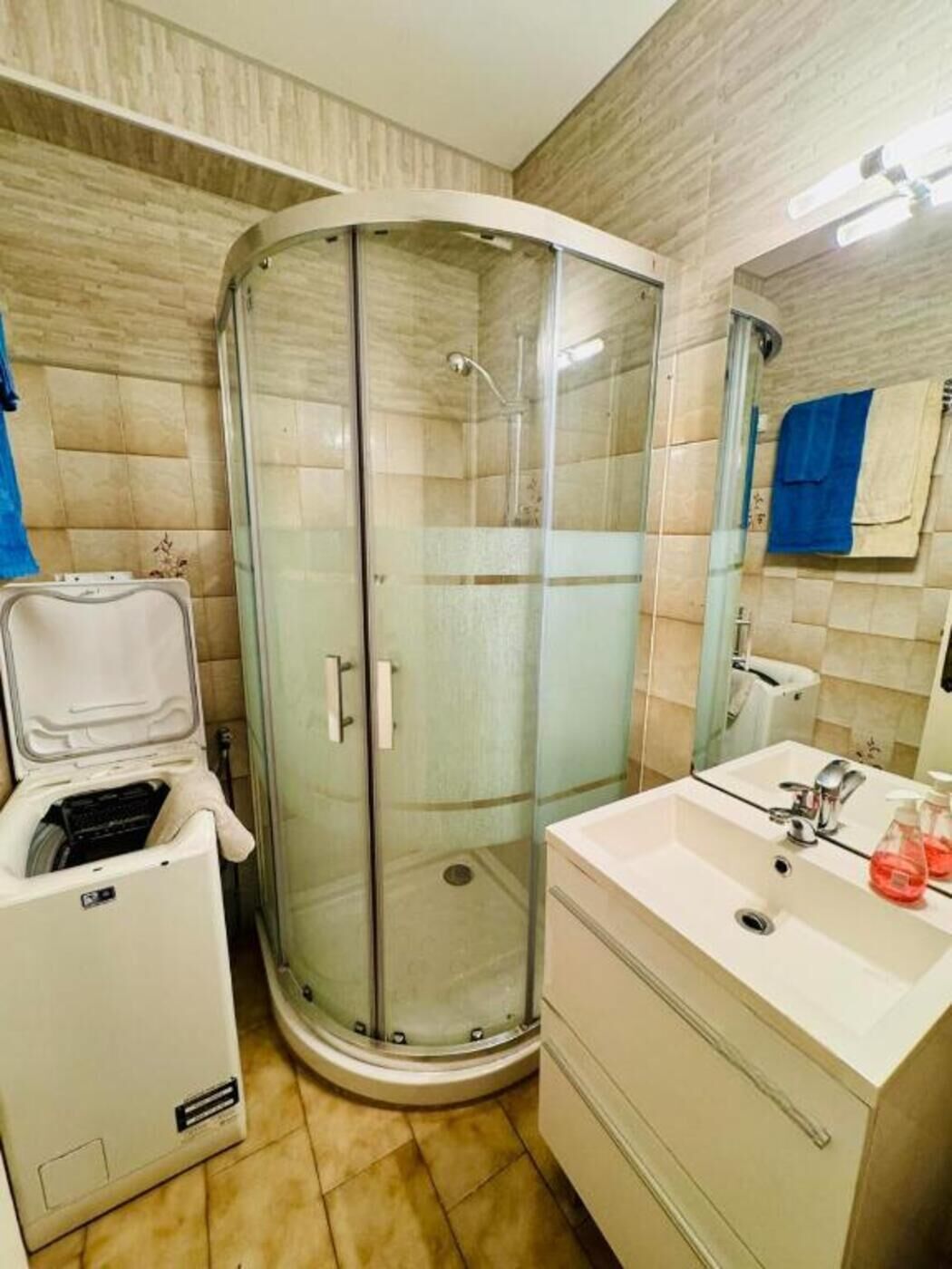 Shower, hair dryer, towels, shampoo