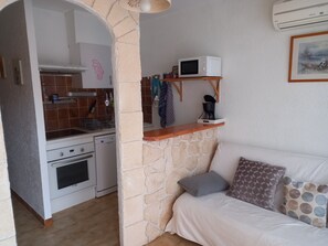 Interior - Le Mieukerien: African reserve 15 mn, beach 200 m (Port-La-Nouvelle)