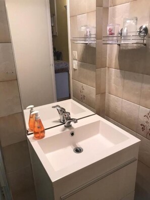 Dusj, hårføner, håndklær og sjampo
