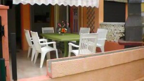 An outdoor patio with a table and chairs, a grill, and a white umbrella. - African reserve Sigean 15 mn, beach 200 m, Le Mieukerien (Port-La-Nouvelle)