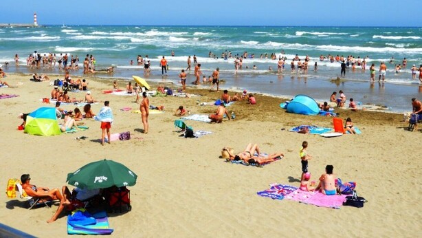 A crowded beach with people sunbathing and swimming. - African reserve Sigean 15 mn, beach 200 m, Le Mieukerien (Port-La-Nouvelle)