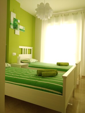 3 chambres, fer et planche à repasser, lit de bébé portatif