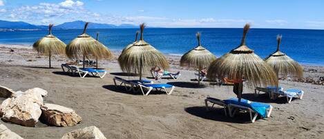 Ubicación cercana a la playa y tumbonas