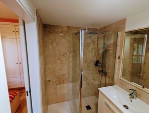 Ensemble douche/baignoire, sèche-cheveux, serviettes fournies