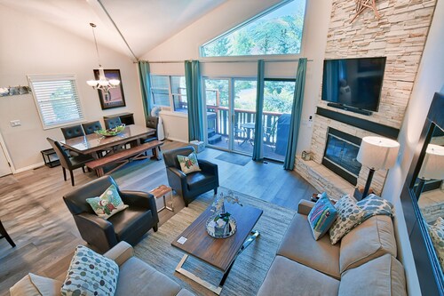 Renovated Condo w/ Hot Tub, Pool, Close to PCMR, Shopping & Bus. Up to 25% Off!