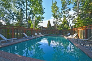 Piscina all'aperto, una piscina riscaldata