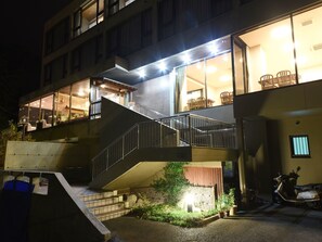 Fassade der Unterkunft – Abend/Nacht