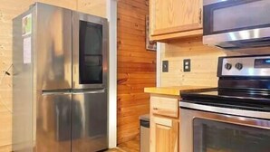 Cafetera y tetera, refrigerador, microondas y horno 