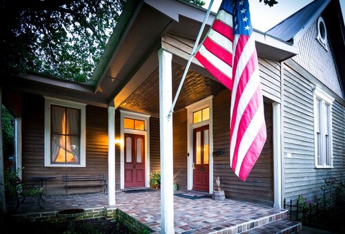 Downtown, Free wine, Courtyard, Porches, 1885, Keyless, Private 