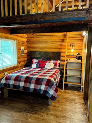 1 bedroom, iron/ironing board, WiFi, bed sheets - Comfy Cabin Nestled in the Woods (Houston)