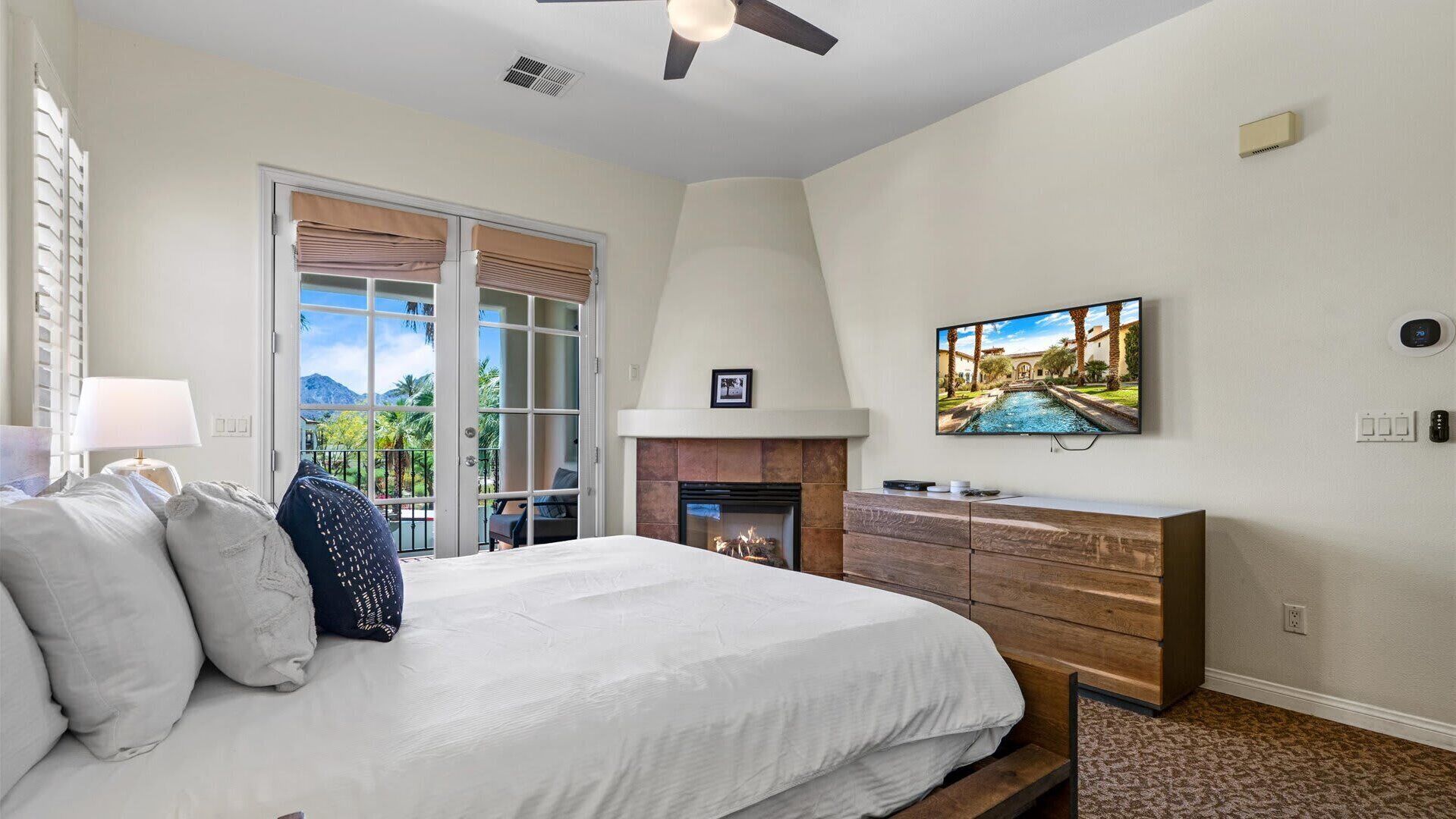 Desk, iron/ironing board, WiFi, bed sheets