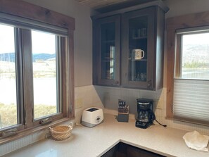 Private kitchen - A Little Bit of Heaven in Colorado - Lakeside lodge with fishing, great location (Grand Lake)