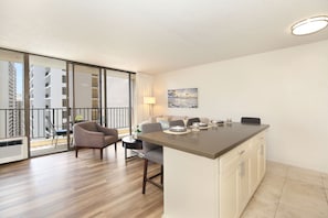 Dining - Partial Ocean View, one-bedroom with AC, Wi-Fi, parking, short walk to beach! (Honolulu)