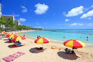 Beach nearby - Partial Ocean View, one-bedroom with AC, Wi-Fi, parking, short walk to beach! (Honolulu)