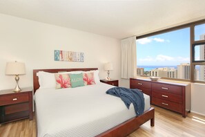 1 bedroom, iron/ironing board, free WiFi, bed sheets - Partial Ocean View, one-bedroom with AC, Wi-Fi, parking, short walk to beach! (Honolulu)