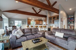 TV connectée, lecteur de DVD, baby-foot, table de tennis de table