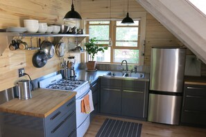 Frigorifero, forno, piano cottura, macchina per tè/caffè