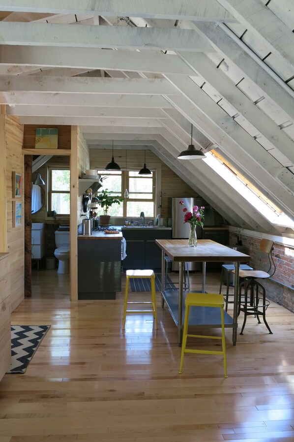 Frigorifero, forno, piano cottura, macchina per tè/caffè