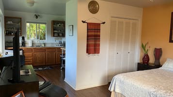 1 quarto, escrivaninha, ferros/tábuas de passar roupa, Wi-Fi de cortesia