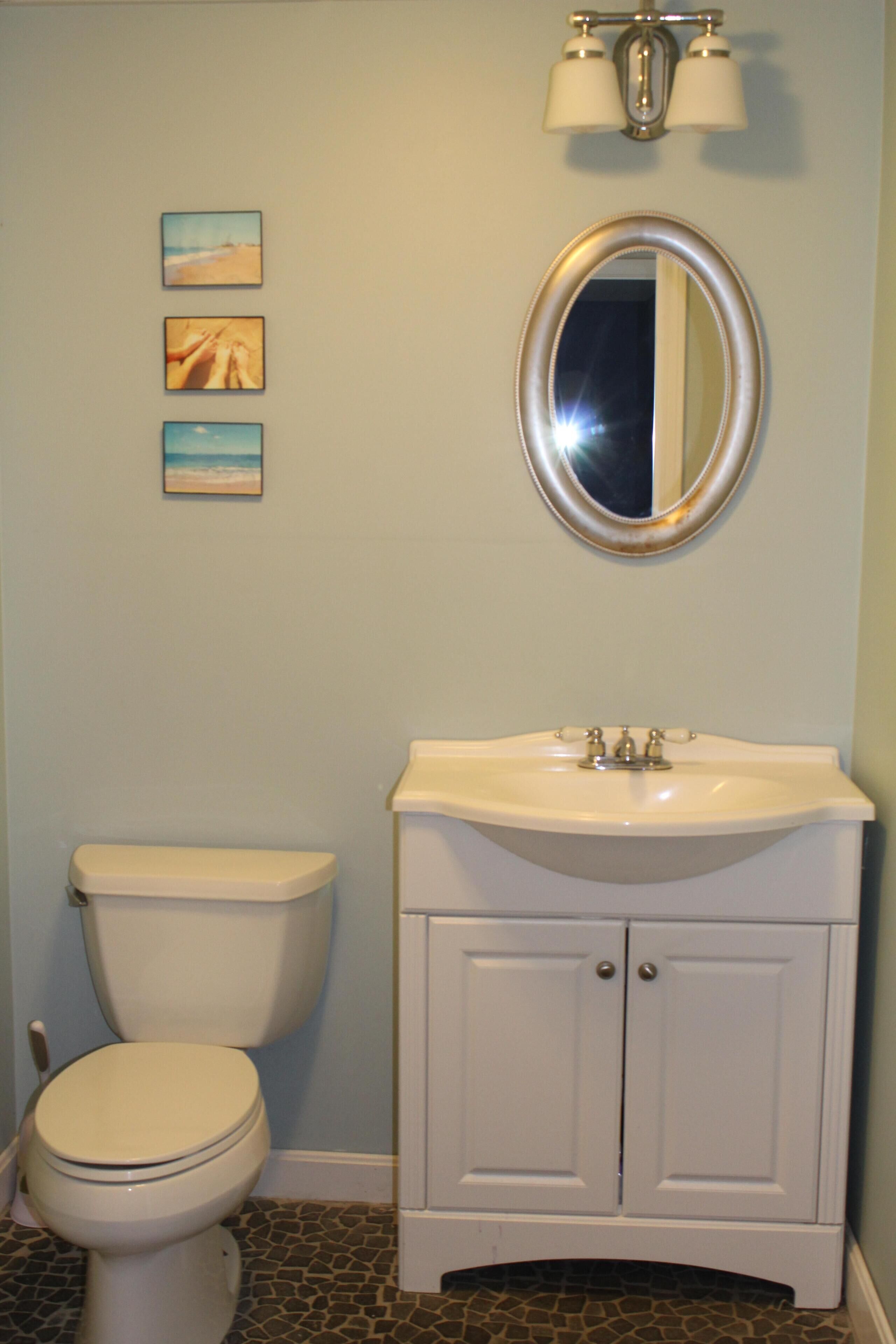 Combined shower/bathtub, hair dryer, towels, toilet paper