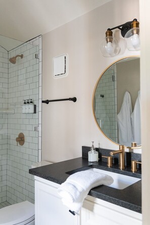 Bathtub, hair dryer, soap, shampoo - Romantic Fredericksburg Cottage w/ Hot Tub (Fredericksburg)