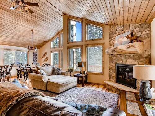 Gorgeous Cabin with HOT TUB & AMAZING Views!!