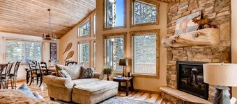 Gorgeous Cabin with HOT TUB & AMAZING Views!!
